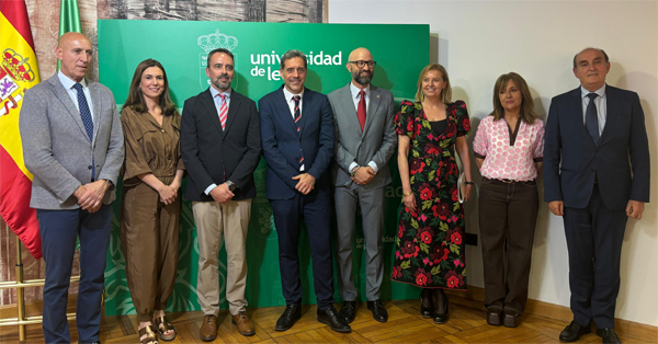 José Antonio Díez, alcalde de León; vicerrectora de Emprendimiento, Empleabilidad y Formación Permanente de la Universidad de León, María José Vieira Aller; el secretario de Estado de Justicia, Manuel Olmedo; el presidente de la Conferencia de Decanos y Decanas, Javier Fernández Teruelo; el subdelegado del Gobierno en León, Héctor Alaiz; la decana de la Facultad de Derecho de la Universidad de León, Susana Rodríguez Escanciano; la vicepresidenta de la Diputación, Ana María Arias, y el Procurador del Común, Tomás Quintana