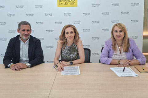 Alberto Moreno, director Comercial de Aranzadi LA LEY; Belén López Donaire, vicepresidenta de la Corporación Académica de Ciencia y Derecho y presidenta de la Sección de Compliance y vocal del Observatorio; y Cristina Retana, director de Contenidos e Innovación de Aranzadi LA LEY