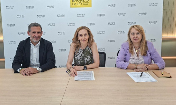 Alberto Moreno, director Comercial de Aranzadi LA LEY; Belén López Donaire, vicepresidenta de la Corporación Académica de Ciencia y Derecho y presidenta de la Sección de Compliance y vocal del Observatorio; y Cristina Retana, director de Contenidos e Innovación de Aranzadi LA LEY