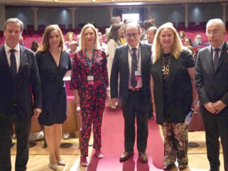 Borja Suárez, presidente de la Diputación de Burgos; Mónica Pérez, decana del Colegio de la Abogacía de Burgos; Marga Cerro, presidenta de la Comisión de Igualdad de la Abogacía Española y vicesecretaria general de Abogacía Española; Fernando Rodríguez Santocildes, presidente de la Subcomisión de Violencia sobre las Mujeres de la Abogacía y del Consejo de la Abogacía de Castilla y León; Cristina Ayala, alcaldesa de Burgos; y Roberto Sainz, delegado territorial de la Junta de Castilla y León en Burgos