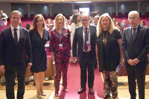 Borja Suárez, presidente de la Diputación de Burgos; Mónica Pérez, decana del Colegio de la Abogacía de Burgos; Marga Cerro, presidenta de la Comisión de Igualdad de la Abogacía Española y vicesecretaria general de Abogacía Española; Fernando Rodríguez Santocildes, presidente de la Subcomisión de Violencia sobre las Mujeres de la Abogacía y del Consejo de la Abogacía de Castilla y León; Cristina Ayala, alcaldesa de Burgos; y Roberto Sainz, delegado territorial de la Junta de Castilla y León en Burgos