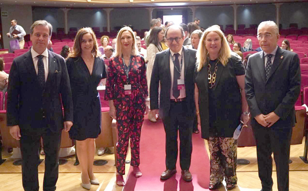 Borja Suárez, presidente de la Diputación de Burgos; Mónica Pérez, decana del Colegio de la Abogacía de Burgos; Marga Cerro, presidenta de la Comisión de Igualdad de la Abogacía Española y vicesecretaria general de Abogacía Española; Fernando Rodríguez Santocildes, presidente de la Subcomisión de Violencia sobre las Mujeres de la Abogacía y del Consejo de la Abogacía de Castilla y León; Cristina Ayala, alcaldesa de Burgos; y Roberto Sainz, delegado territorial de la Junta de Castilla y León en Burgos