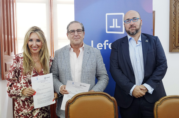 la directora territorial Sur de Lefebvre, Guadalupe Segura, el decano del Colegio, Leandro Cabrera, y el key account manager de Andalucía de la editorial, Daniel Trujillo