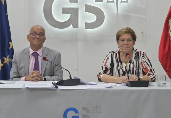 Joaquín Merchán, Presidente del Consejo de Graduados Sociales de España junto a Eva Torrecilla, directora de la fundación Justicia Social en Rueda de Prensa