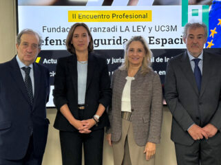 Alberto Palomar, profesor titular acreditado de Derecho Administrativo y abogado; Begoña Rojo, directora de Programas Europeos y Asuntos Institucionales de GMV Defence and Security; Cristina Sancho, presidenta de la Fundación Aranzadi LA LEY; y Antonio Descalzo, decano de la Facultad de Ciencias Sociales y Jurídicas de la Universidad Carlos III de Madrid