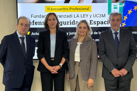 Alberto Palomar, profesor titular acreditado de Derecho Administrativo y abogado; Begoña Rojo, directora de Programas Europeos y Asuntos Institucionales de GMV Defence and Security; Cristina Sancho, presidenta de la Fundación Aranzadi LA LEY; y Antonio Descalzo, decano de la Facultad de Ciencias Sociales y Jurídicas de la Universidad Carlos III de Madrid