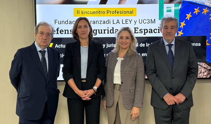 Alberto Palomar, profesor titular acreditado de Derecho Administrativo y abogado; Begoña Rojo, directora de Programas Europeos y Asuntos Institucionales de GMV Defence and Security; Cristina Sancho, presidenta de la Fundación Aranzadi LA LEY; y Antonio Descalzo, decano de la Facultad de Ciencias Sociales y Jurídicas de la Universidad Carlos III de Madrid
