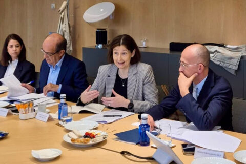 En el centro de la imagen la presidenta del CGN, Concepción Pilar Barrio Del Olmo, junto a los catedráticos José Luis Piñar (izda.) y Pedro Portellano (dcha.)