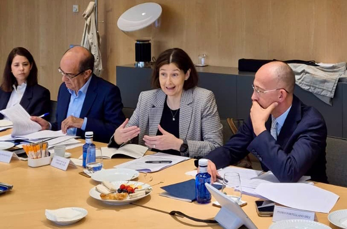 En el centro de la imagen la presidenta del CGN, Concepción Pilar Barrio Del Olmo, junto a los catedráticos José Luis Piñar (izda.) y Pedro Portellano (dcha.)