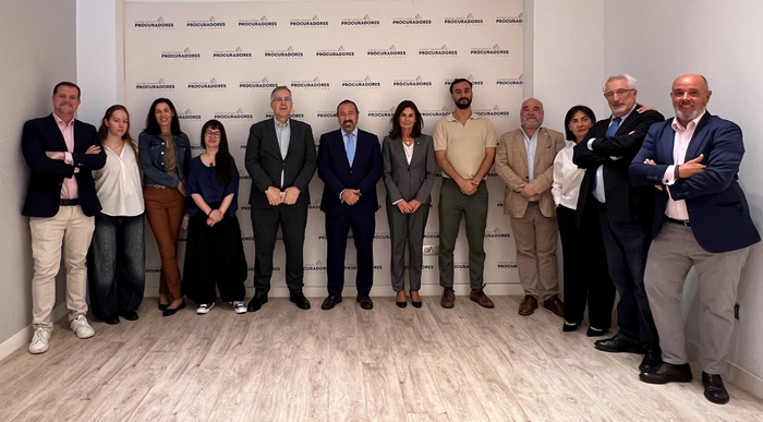Desayuno informativo de Alberto García Barrenechea, acompañado por la tesorera de la institución, María Granizo